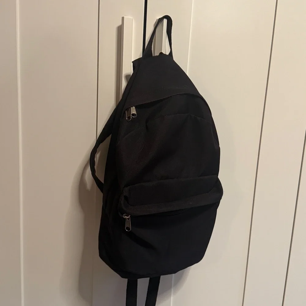 Black basic backpack - Picture 3 of 6